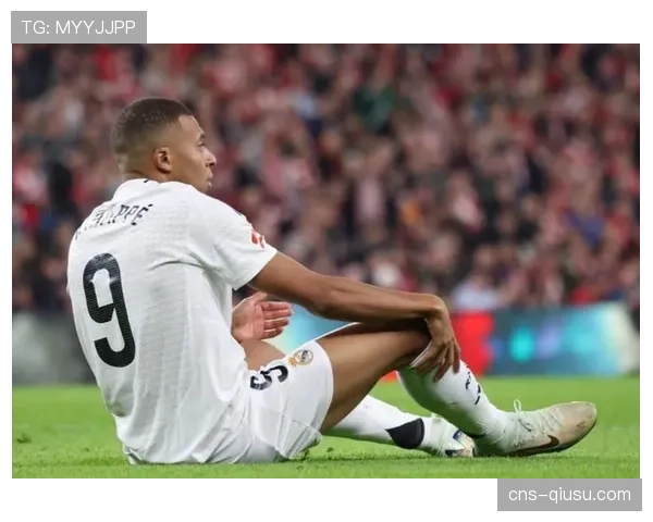 特写：射失点球后，姆巴佩在场边反复观看平板电脑上的助跑数据分析