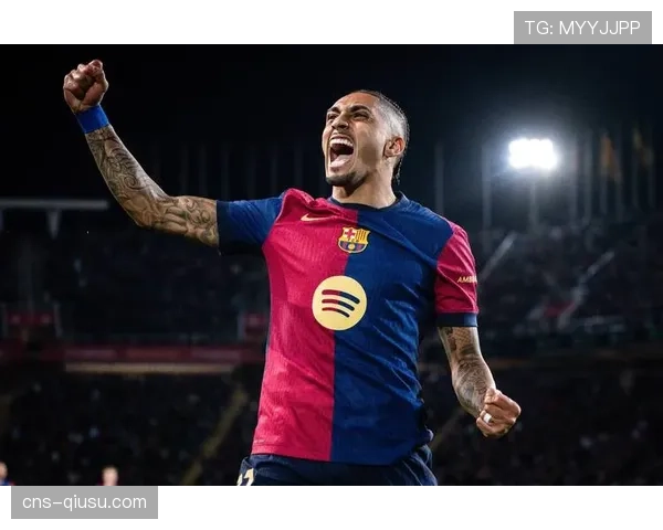 巴萨客场逆转后，弗里克与教练组击掌相庆，争冠路上关键三分